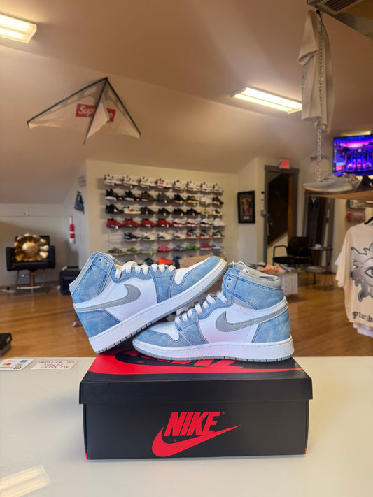 Jordan 1 Hyper Royal