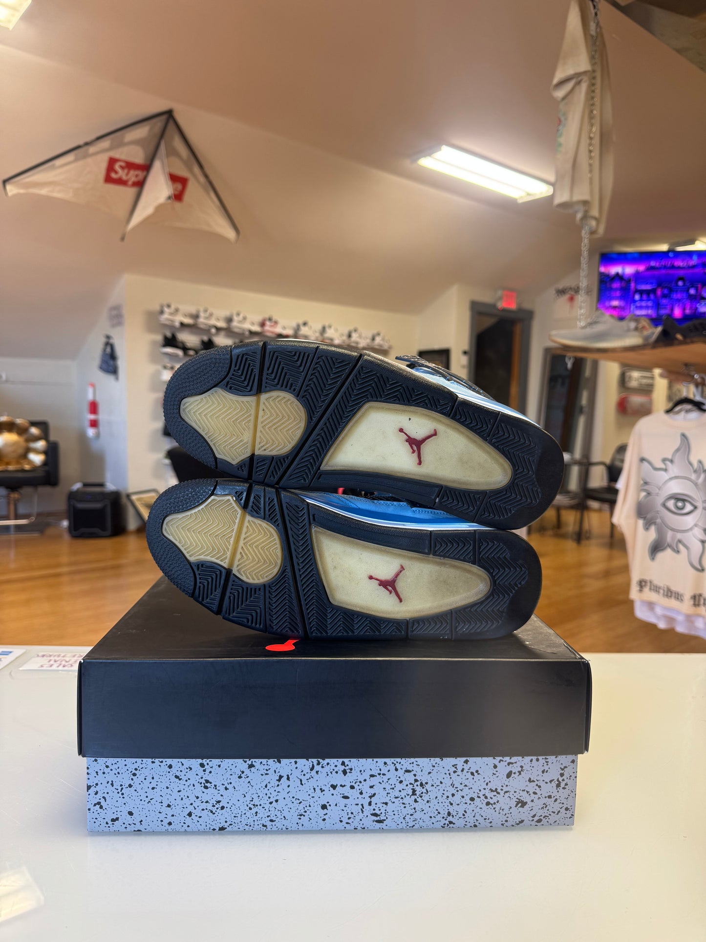 Jordan 4 Travis Scott