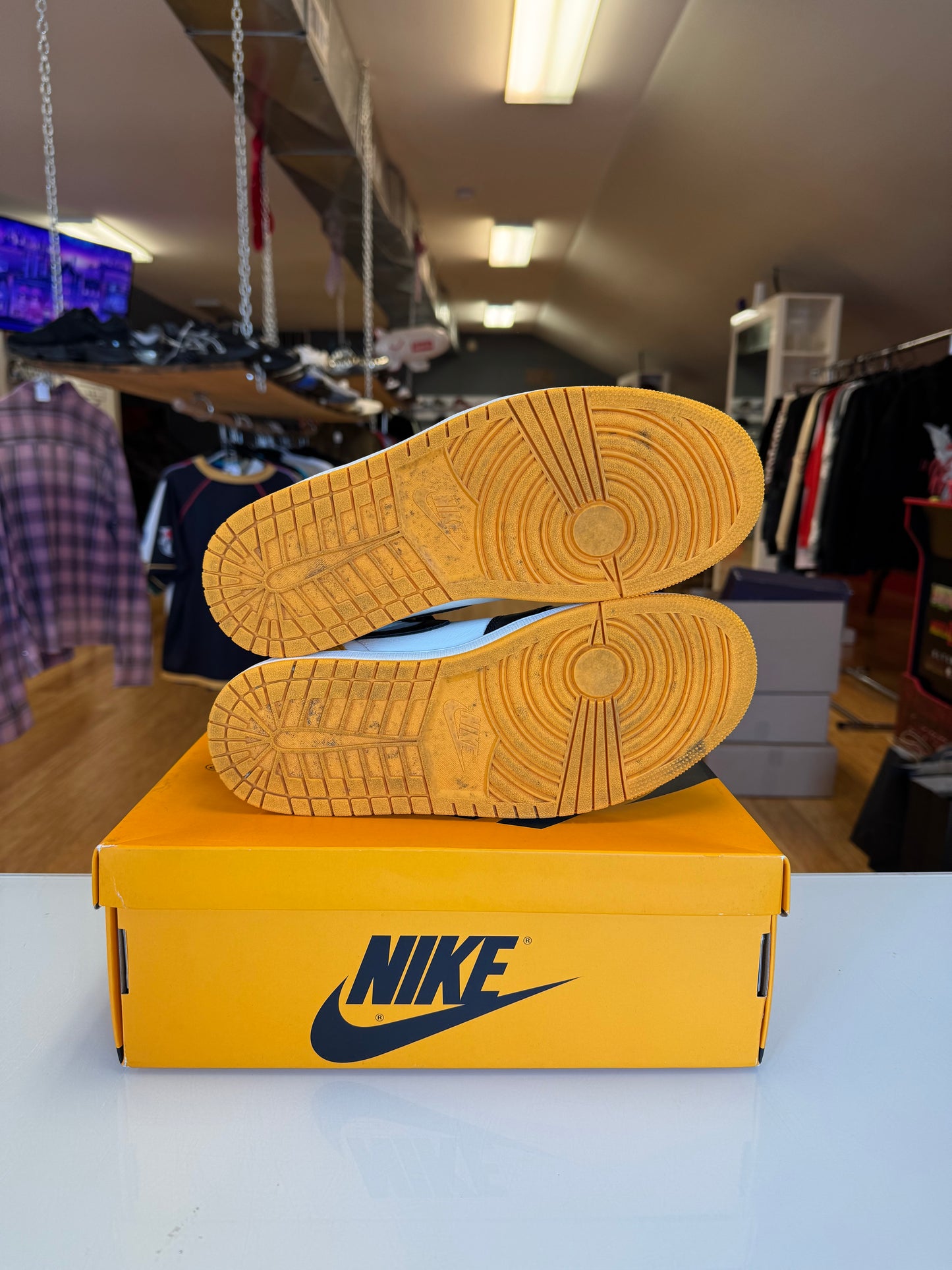 Jordan 1 high taxi