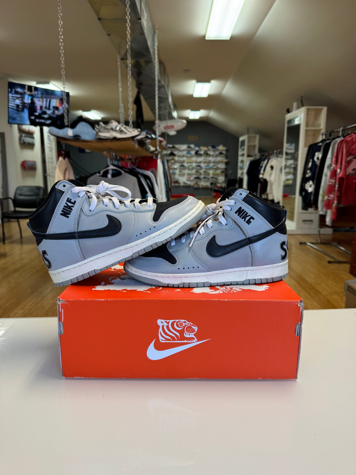 Nike sb dunk high grey dot
