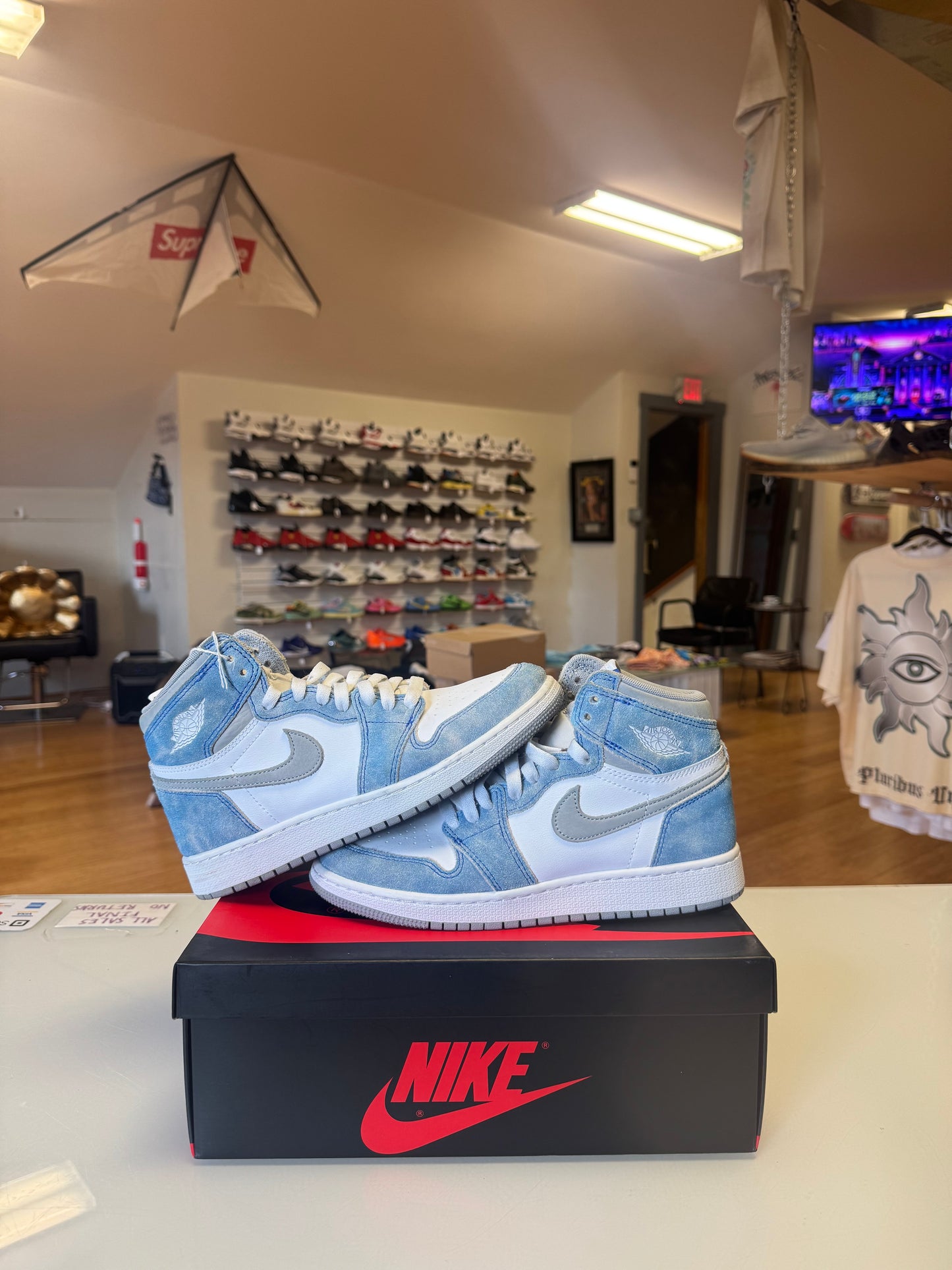 Jordan 1 Hyper Royal