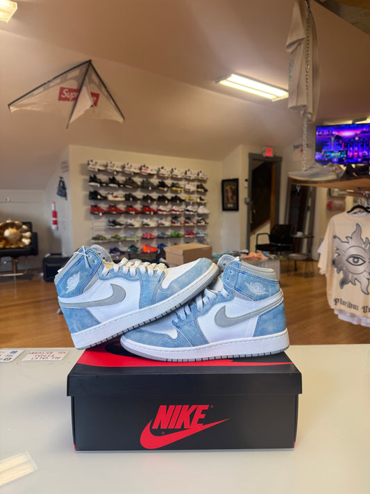 Jordan 1 Hyper Royal
