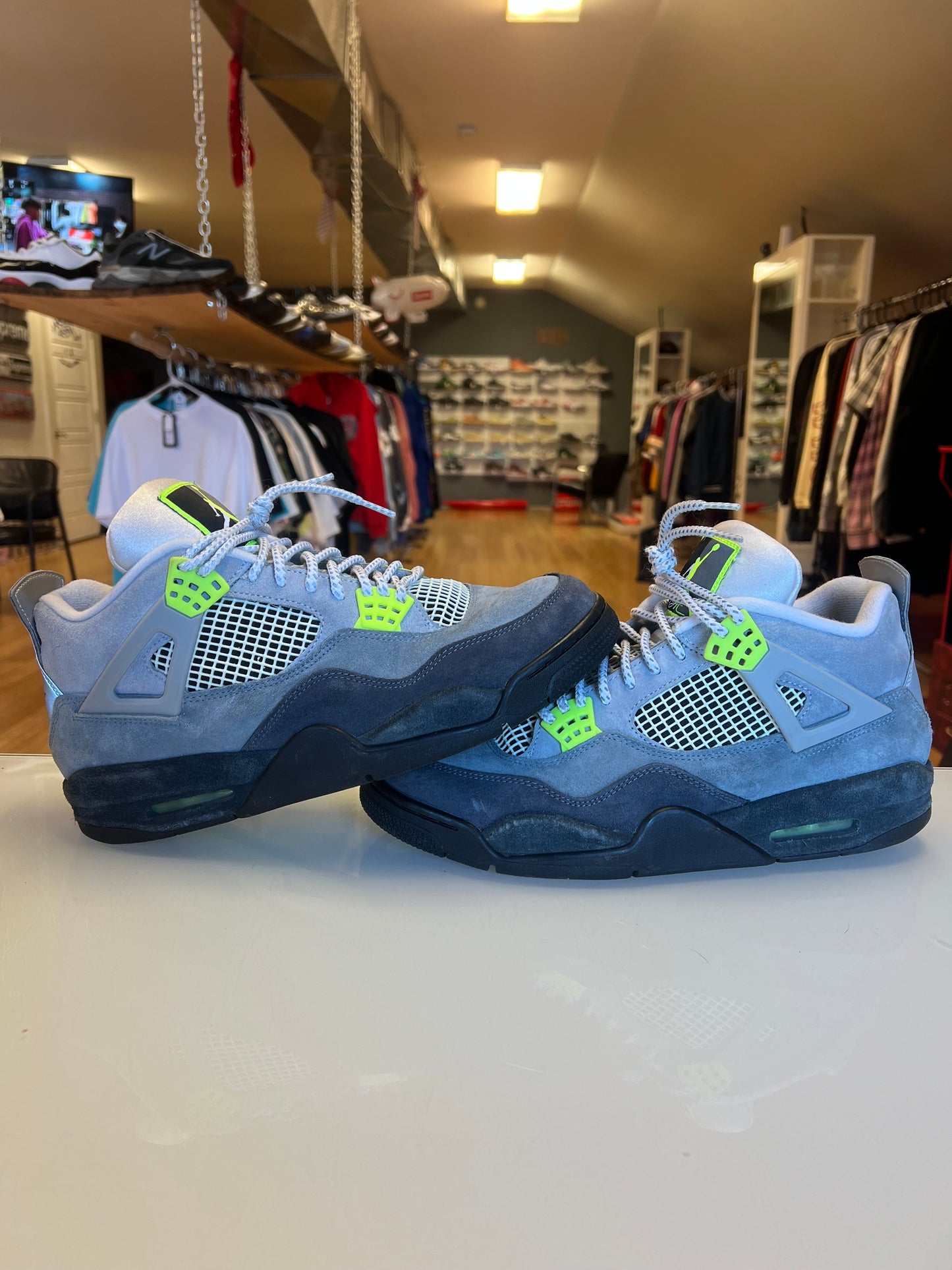 Jordan 4 neon