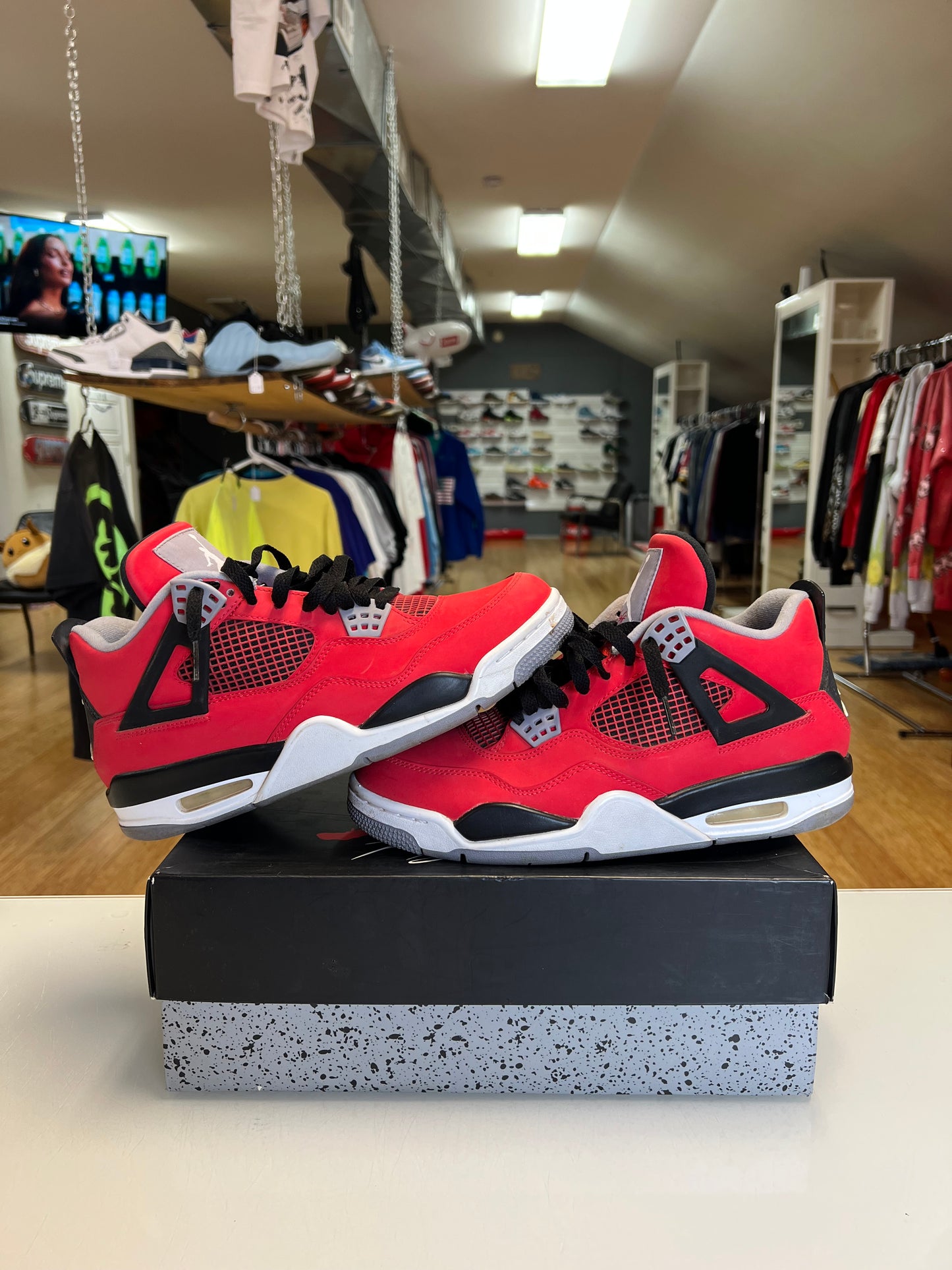 Jordan 4 Toro Barvo