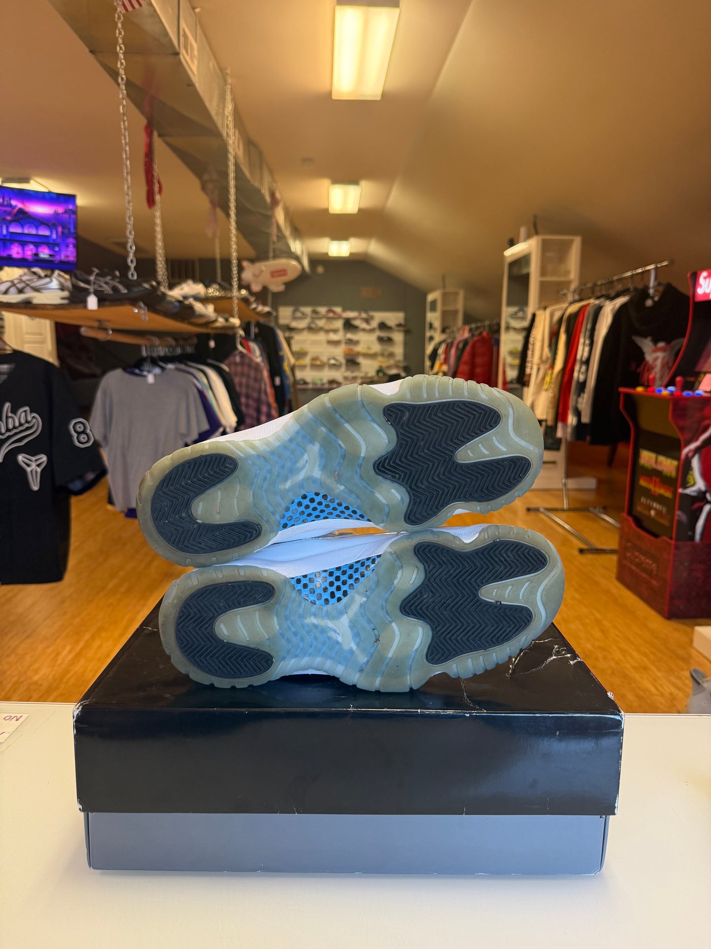 Jordan 11 Legend Blue