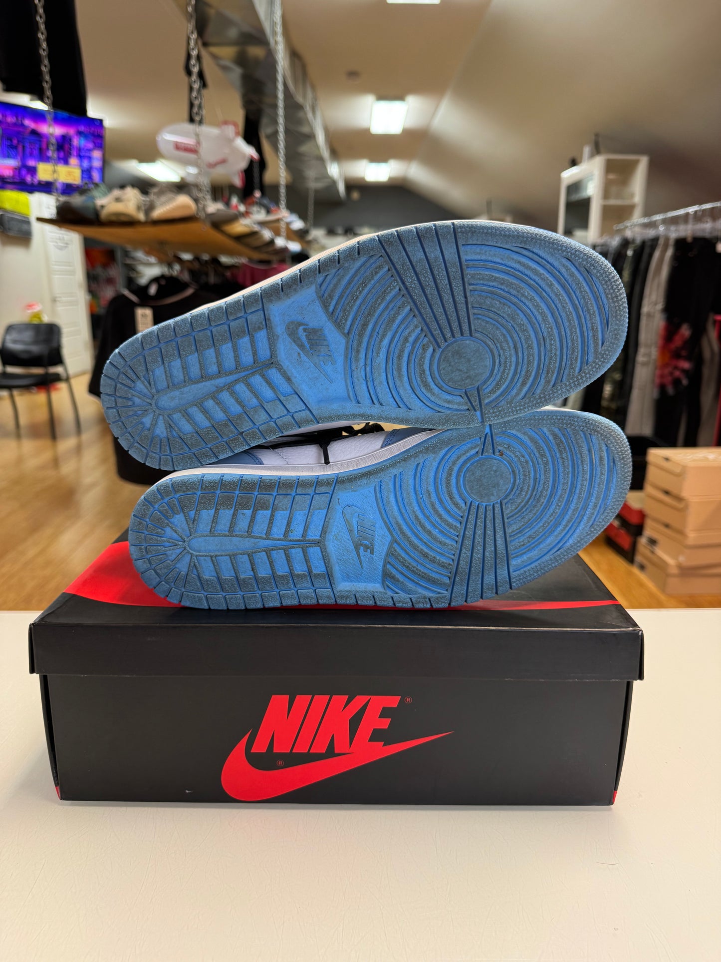 Jordan 1 university blue