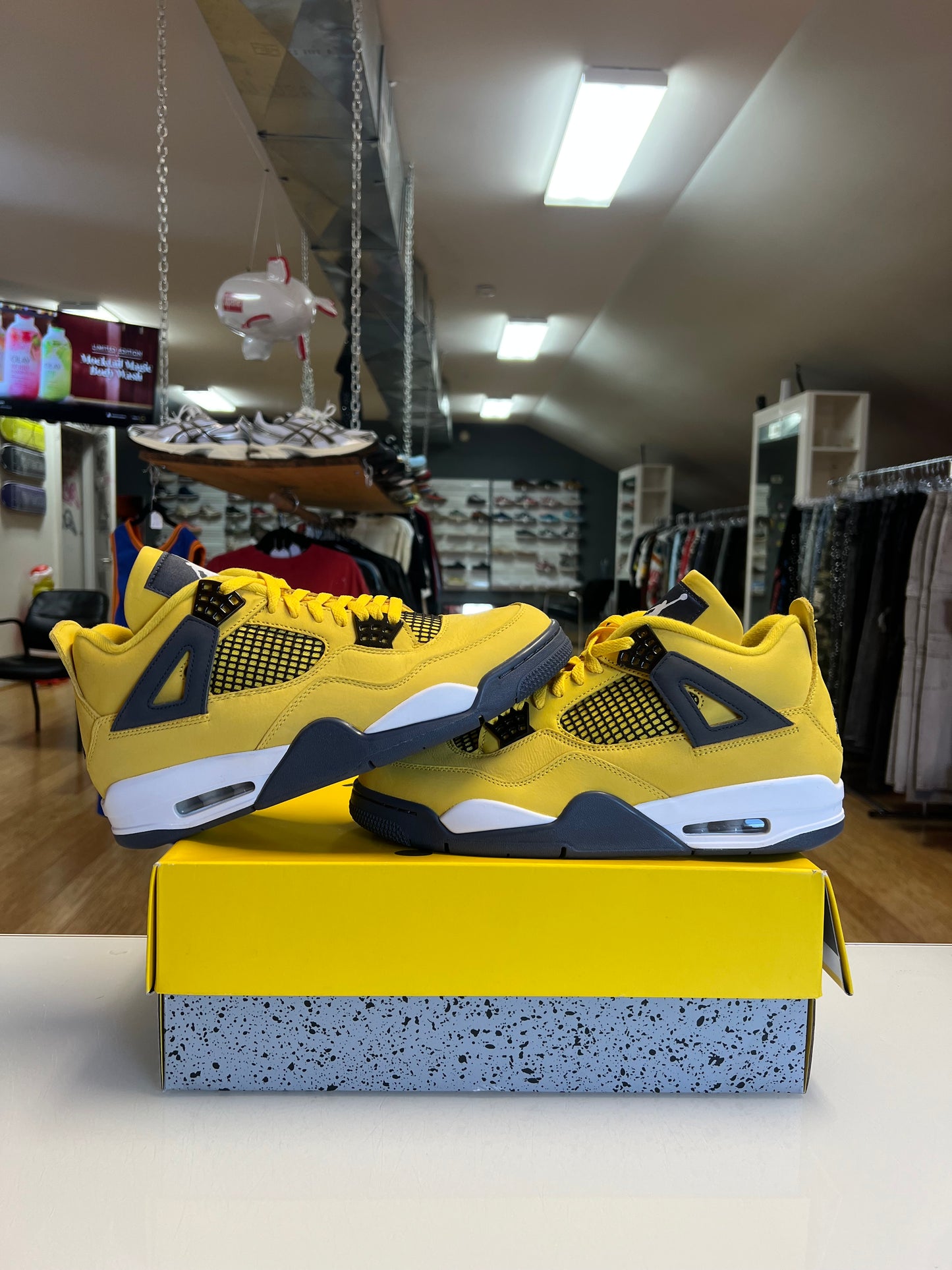 Jordan 4 Lightning