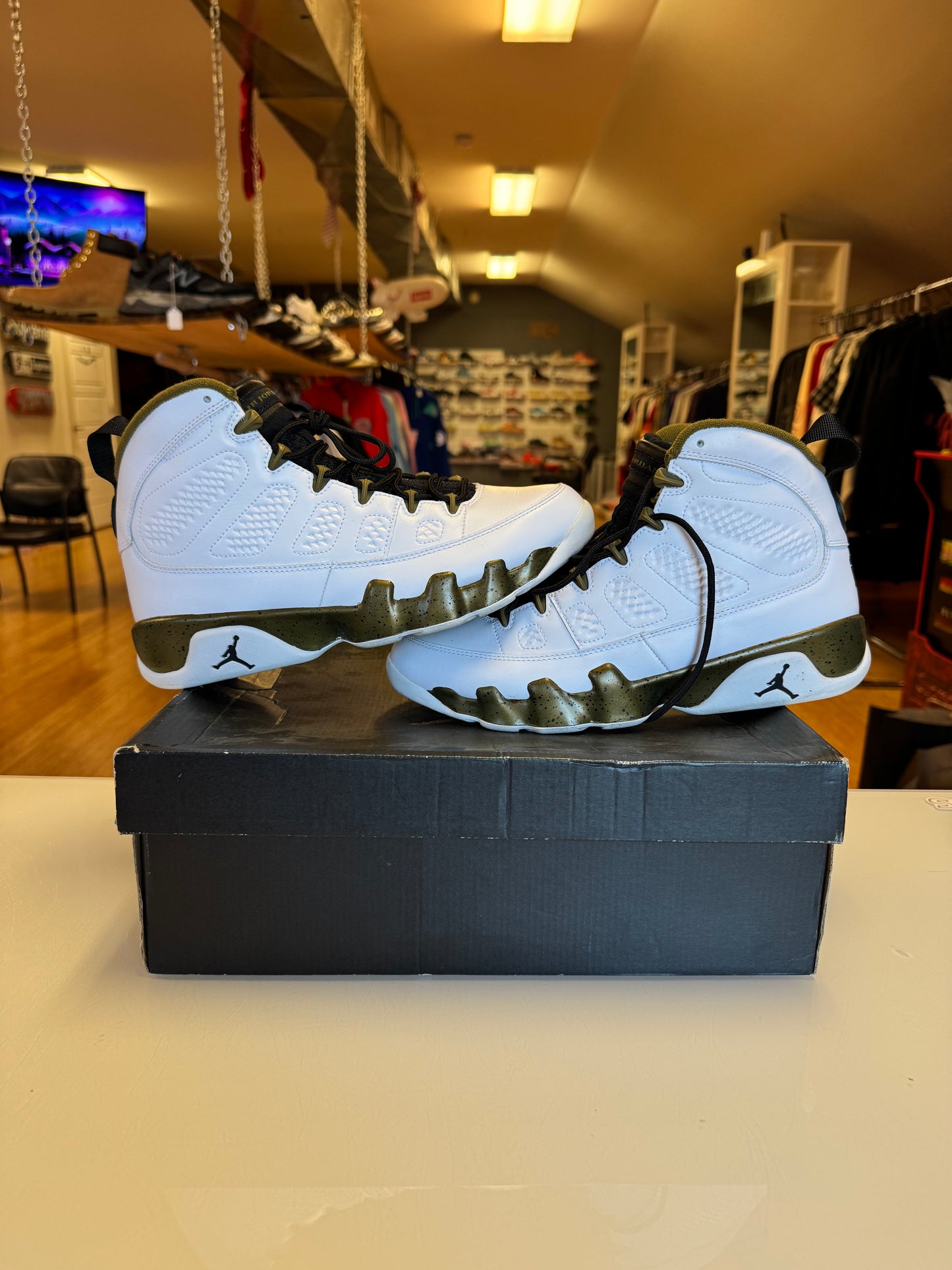 Jordan 9 statue