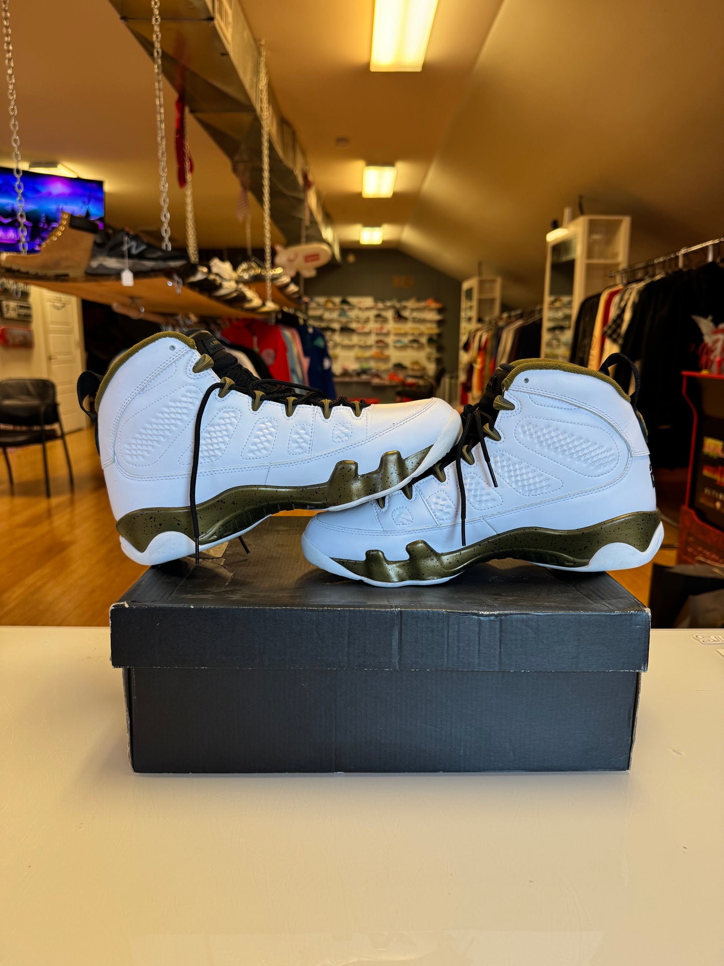 Jordan 9 statue