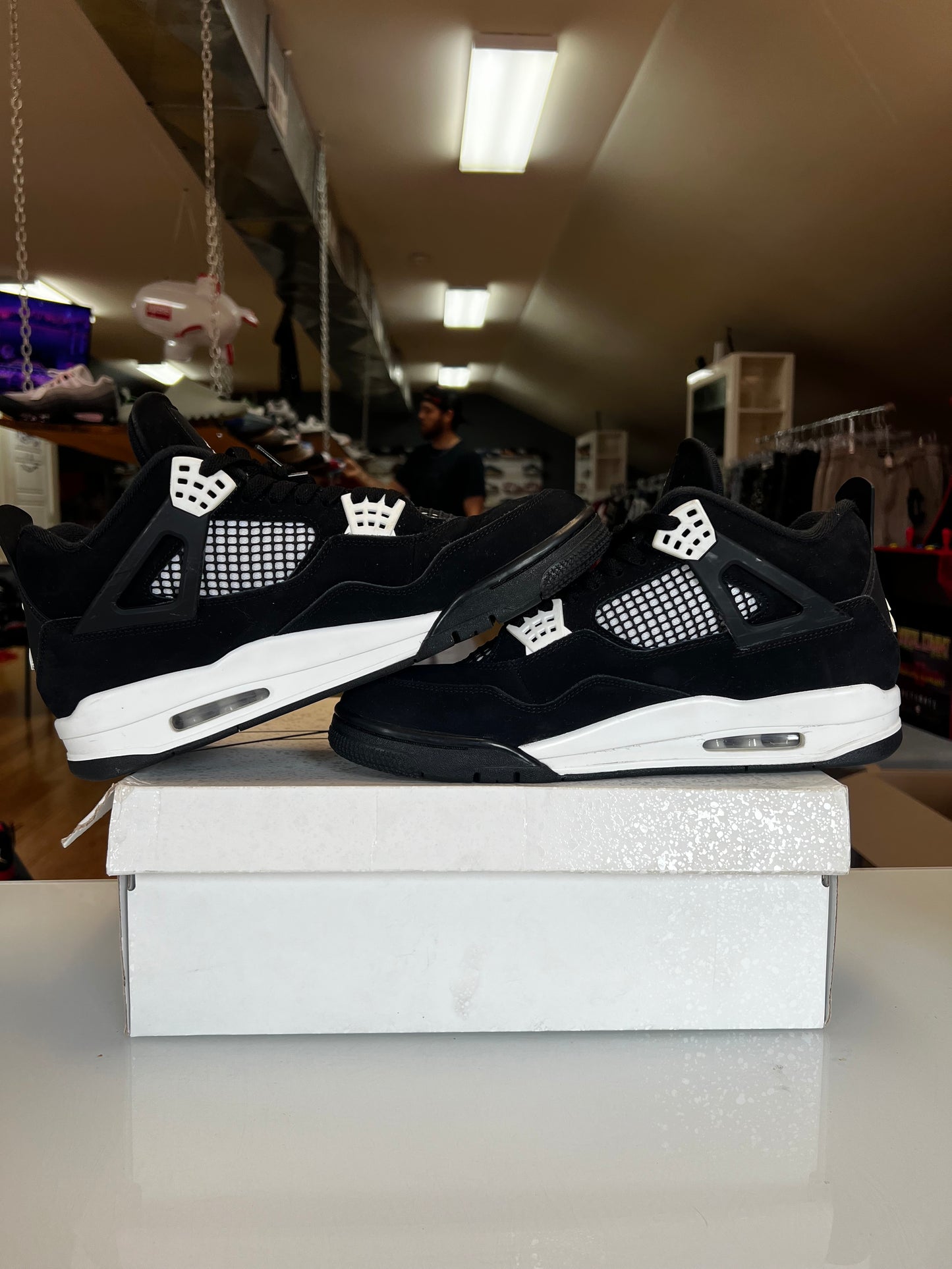 Jordan 4 White Thunder
