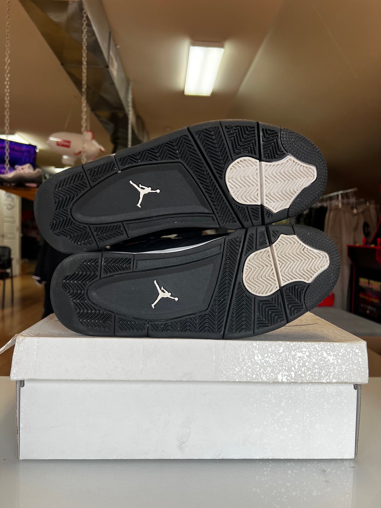 Jordan 4 White Thunder