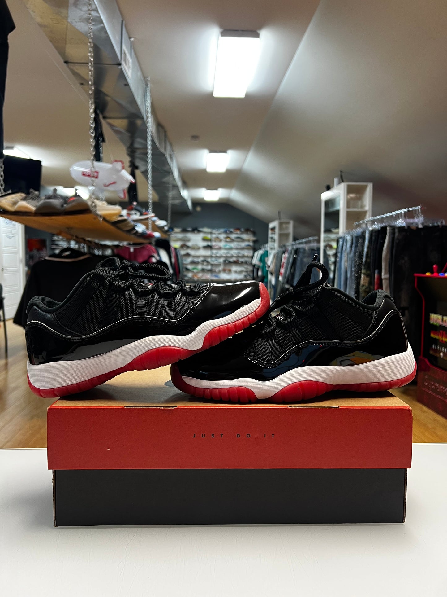 Jordan 11 Low Bred