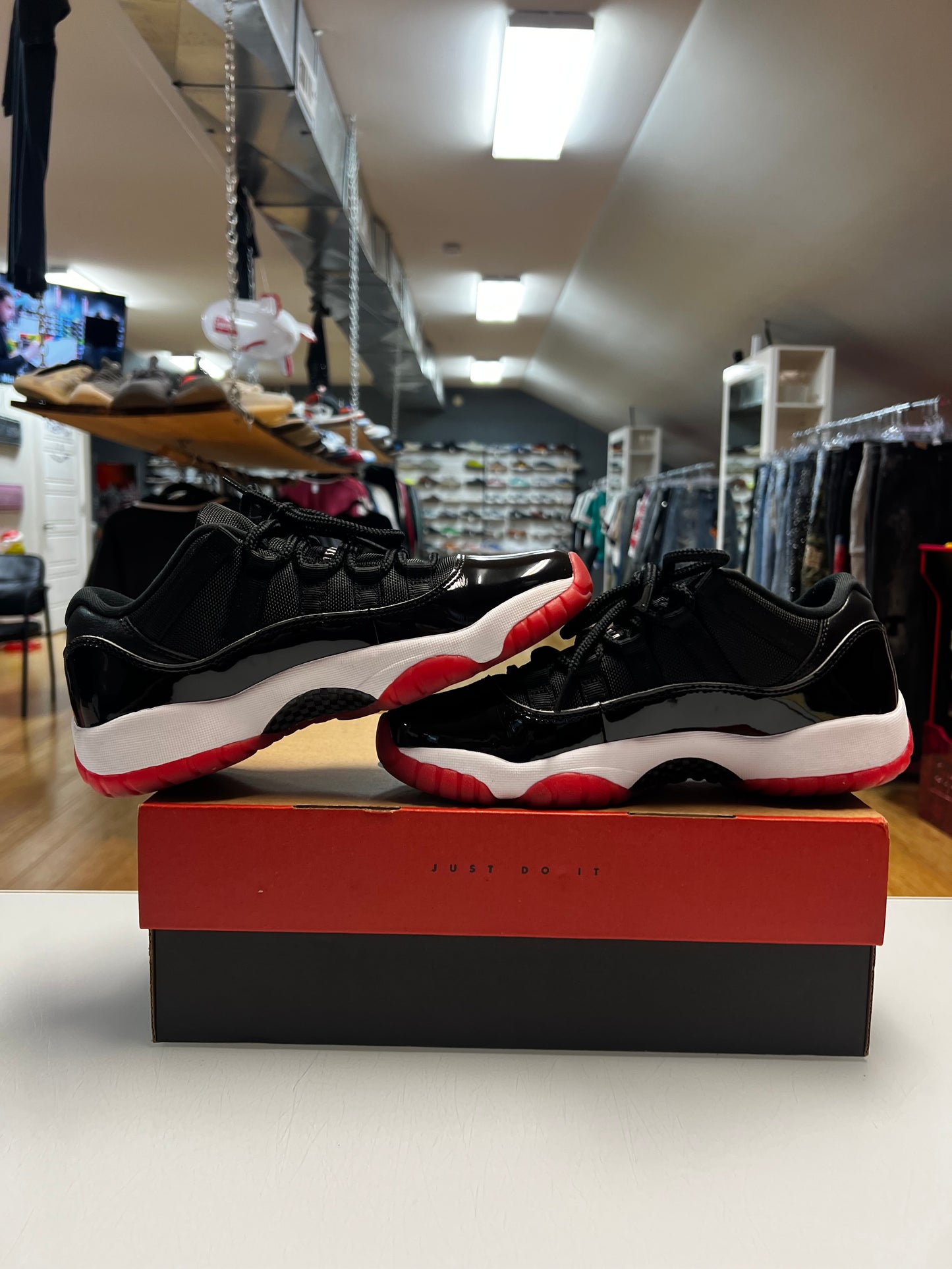 Jordan 11 Low Bred