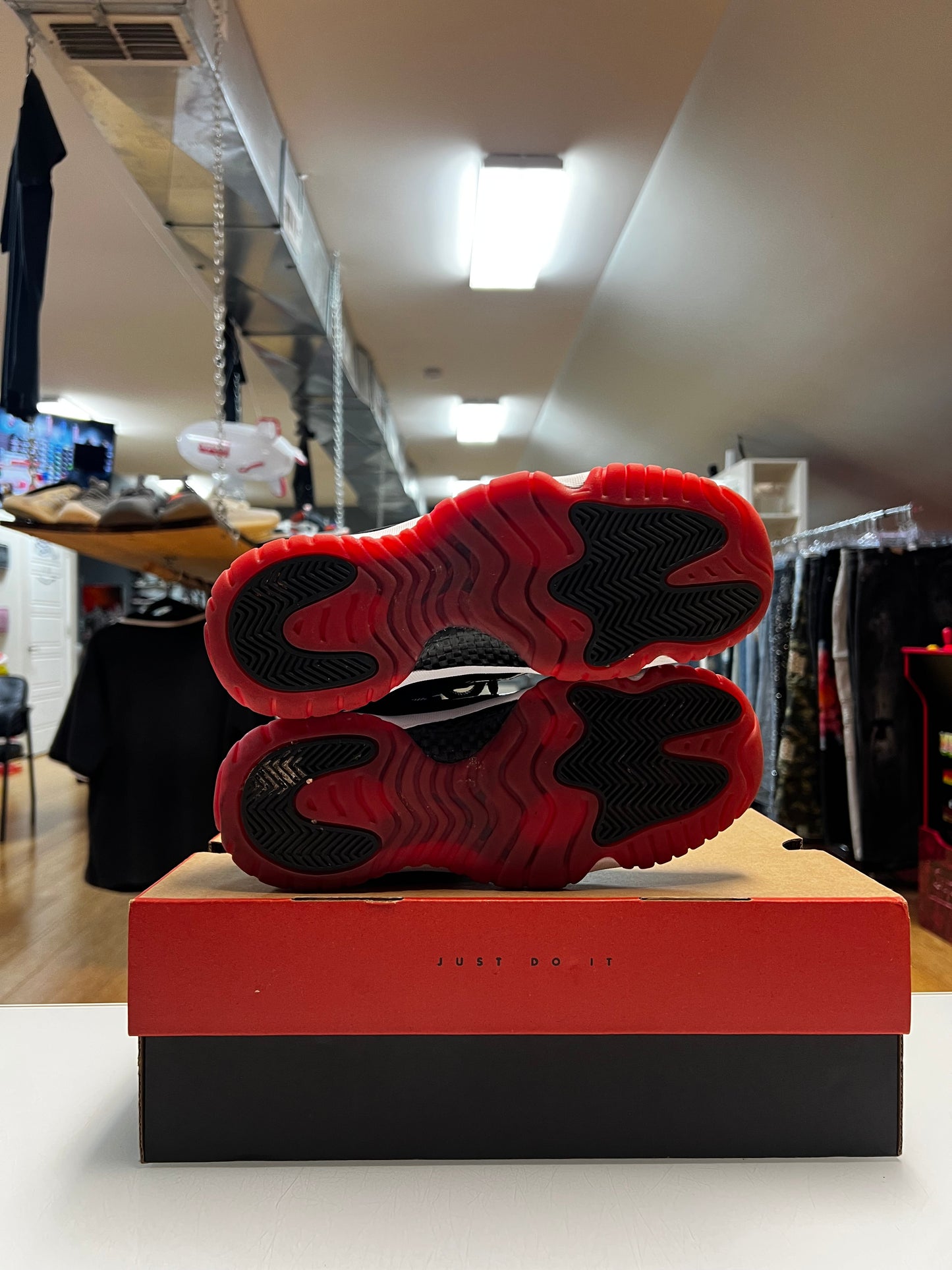 Jordan 11 Low Bred