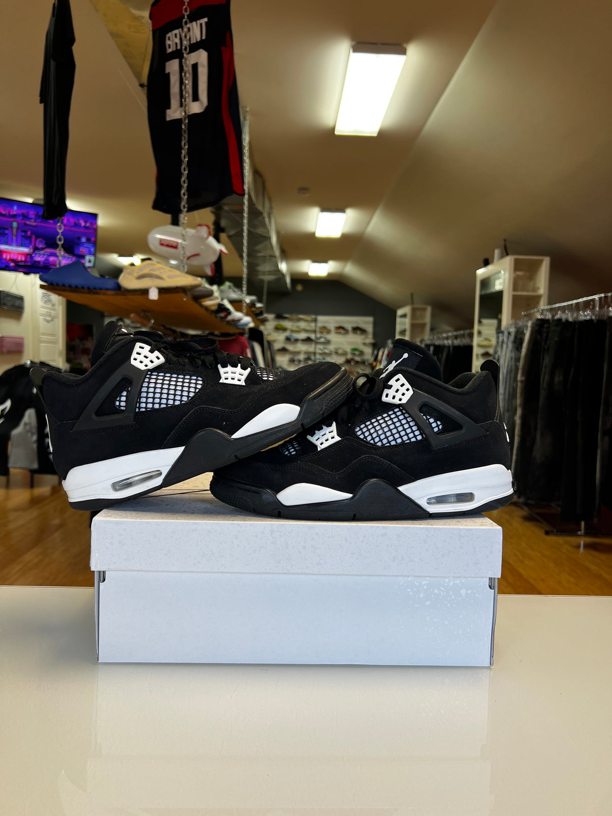 Jordan 4 White Thunder