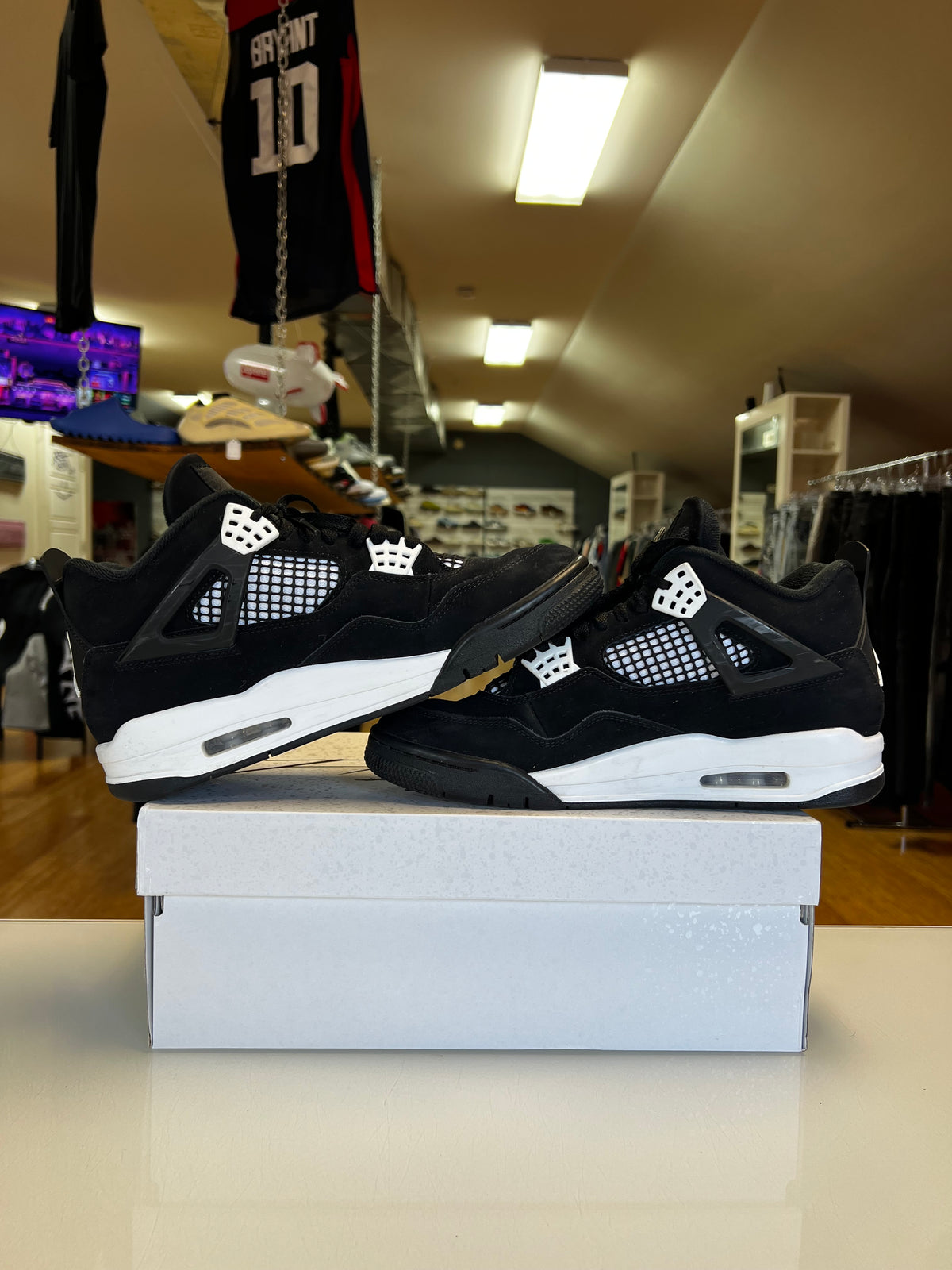 Jordan 4 White Thunder