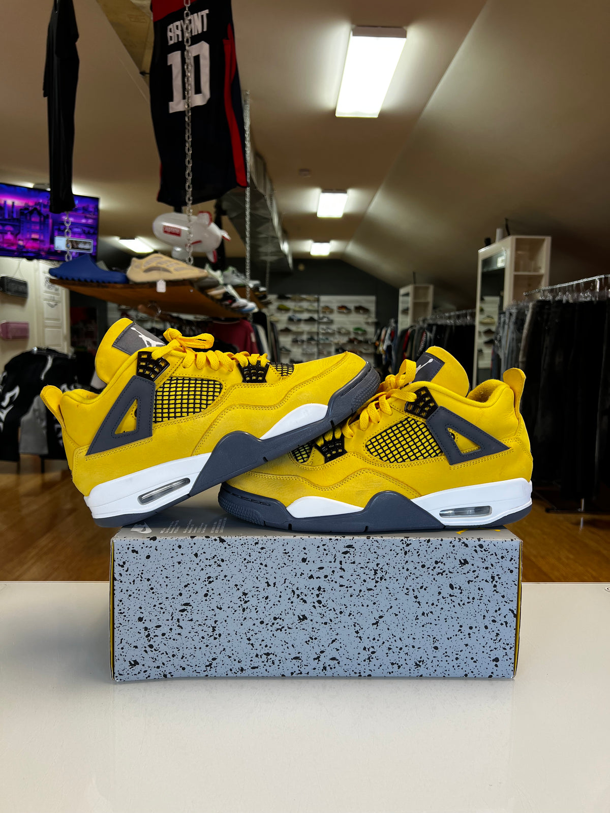 Jordan 4 Lightning