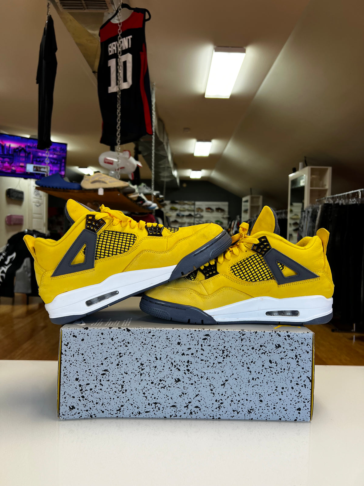 Jordan 4 Lightning