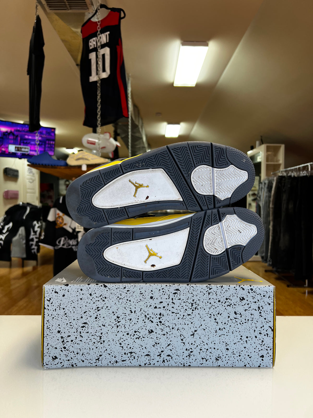 Jordan 4 Lightning